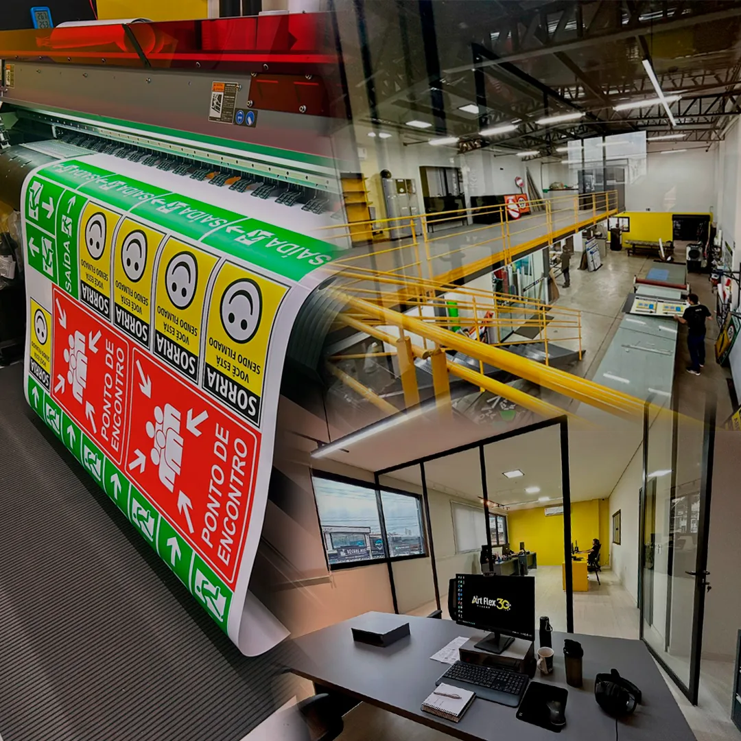 Placa de segurança industrial instalada próxima a extintor de incêndio